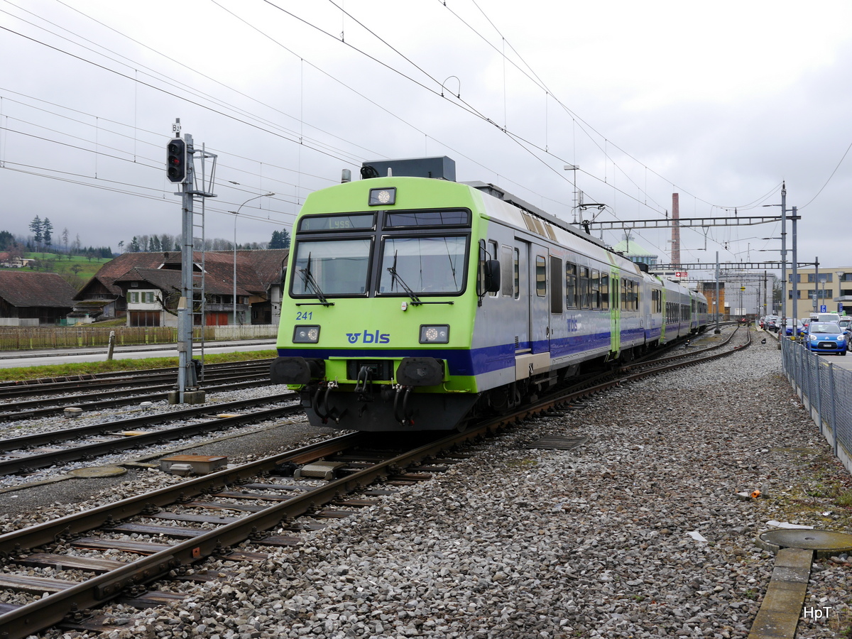 BLS - Triebwagen RBDe 4/4 566 241 bei der einfahrt in Aarberg als Regio nach Lyss am 31.03.2018