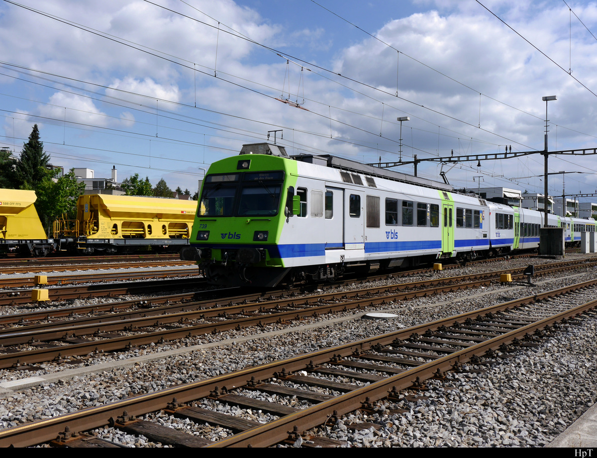 BLS - Triebwagen RBDe 4/4 565 739 unterwegs im Bahnhofsareal in Lyss an der Spitze des Regios nach Büren an der Aare am 07.09.2020