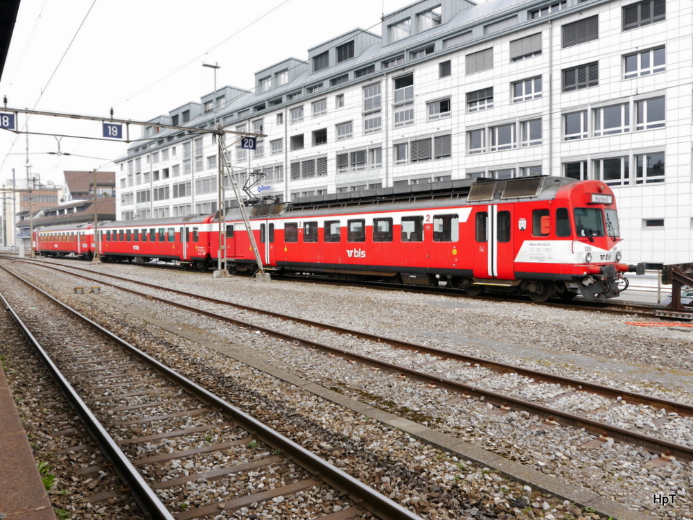 BLS - Triebwagen RBDe 4/4 566 225-9 mit Zwischenwagen und Steuerwagen im Bahnhof Thun am 15.03.2041 