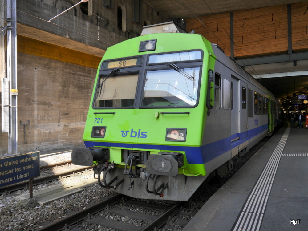 BLS - Triebwagen RBDe 4/4 566 721-8 an der Spitze eines Regio nach Schwarzenburg im Bahnhof Bern am 21.08.2014