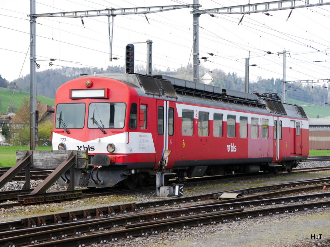 BLS - Triebwagen RBDe 4/4  566 223-4 im Areal der Werkstätte der BLS in Oberburg am 18.04.2015 ... Standort in einem Feld neben dem Areal .. 