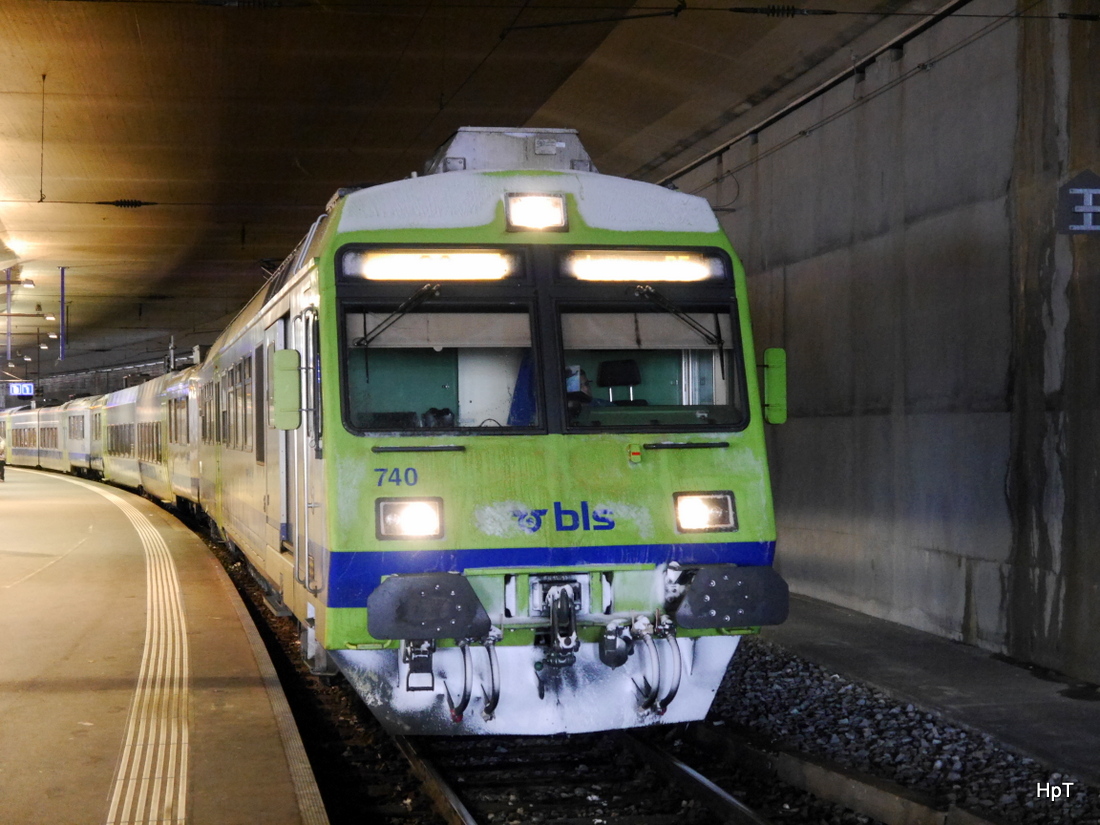 BLS - Triebwagen RBDe 565 740-8 unterwegs nach Laupen im Bahnhof Bern am 31.01.2015