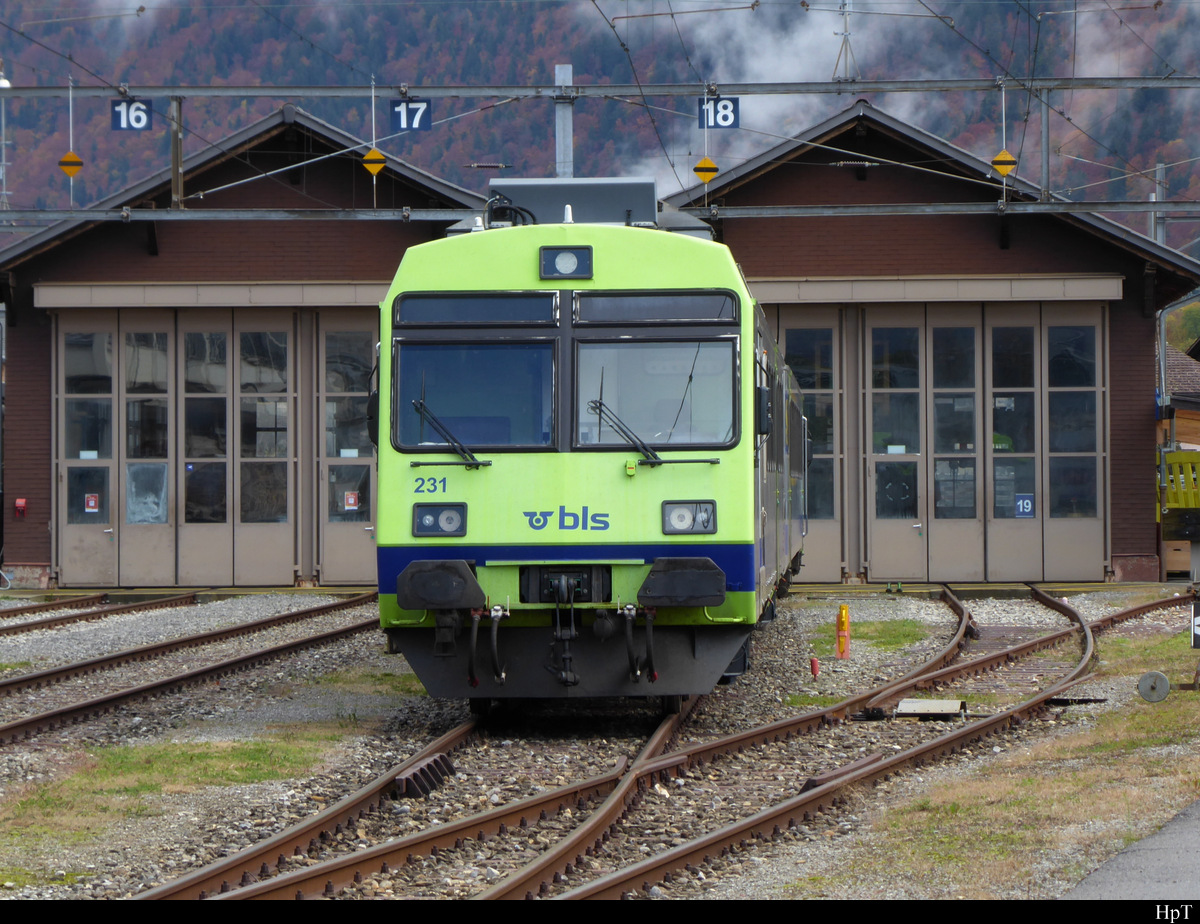 BLS - Triebwagen  RBDe 566 231 abgestellt im Areal dem Werkstätte Bönigen am 24.10.2020  ... Standort des Fotografen ausserhalb des BLS Areals 