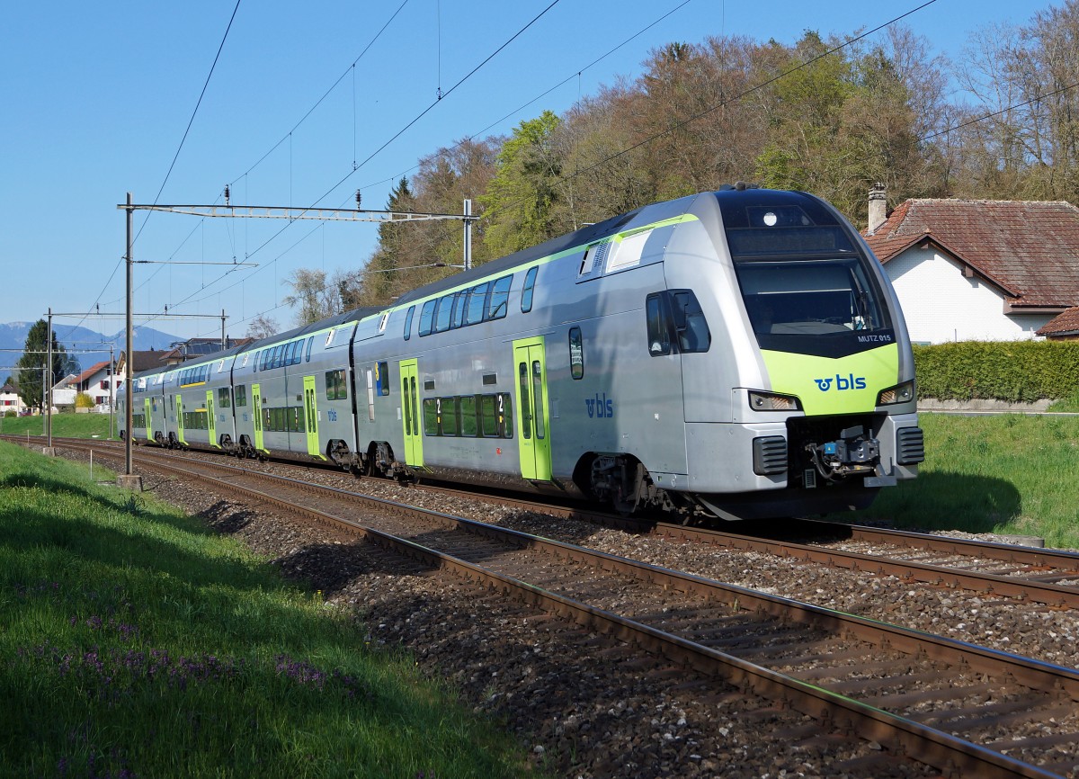 BLS: Triebzüge der BLS. RABe 515  MUTZ  (2012) als RE Biel-Bern bei Busswil am 19. April 2015.
Foto: Walter Ruetsch