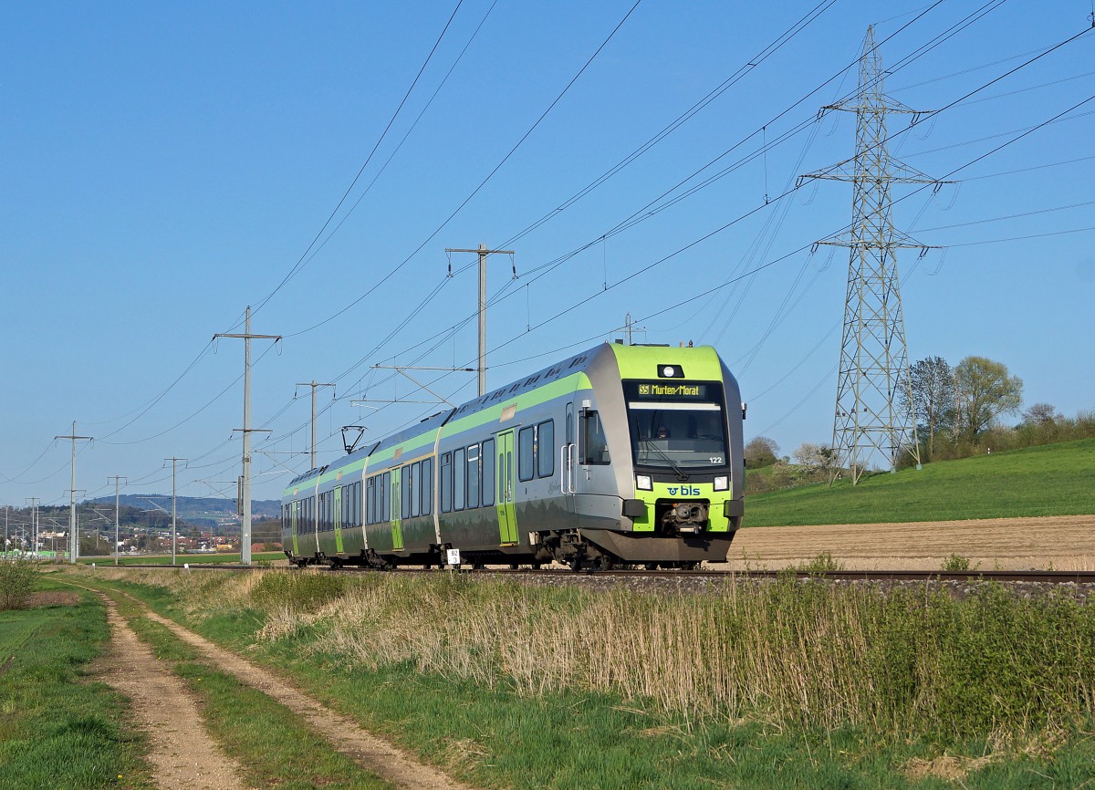 BLS: Triebzüge der BLS. RABe 525  LOETSCHBERGER  (2008) bei Fräschels am 19. April 2015 als S 5 nach Murten.
Foto: Walter Ruetsch