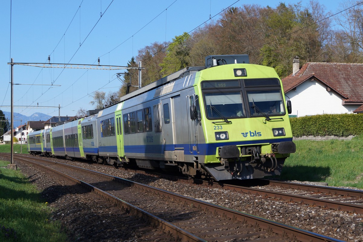 BLS: Triebzüge der BLS. RBDe 565 (1982) bei Busswil am 19. April 2015 auf der Fahrt nach Lyss.
Foto: Walter Ruetsch
