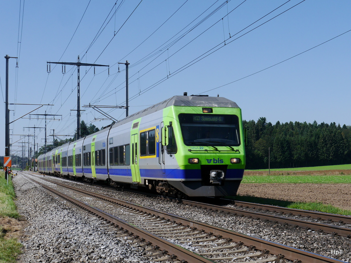 BLS - Triebzüge RABe 525 022 und RABe 525 026 unterwegs bei Lyssach am 22.08.2015