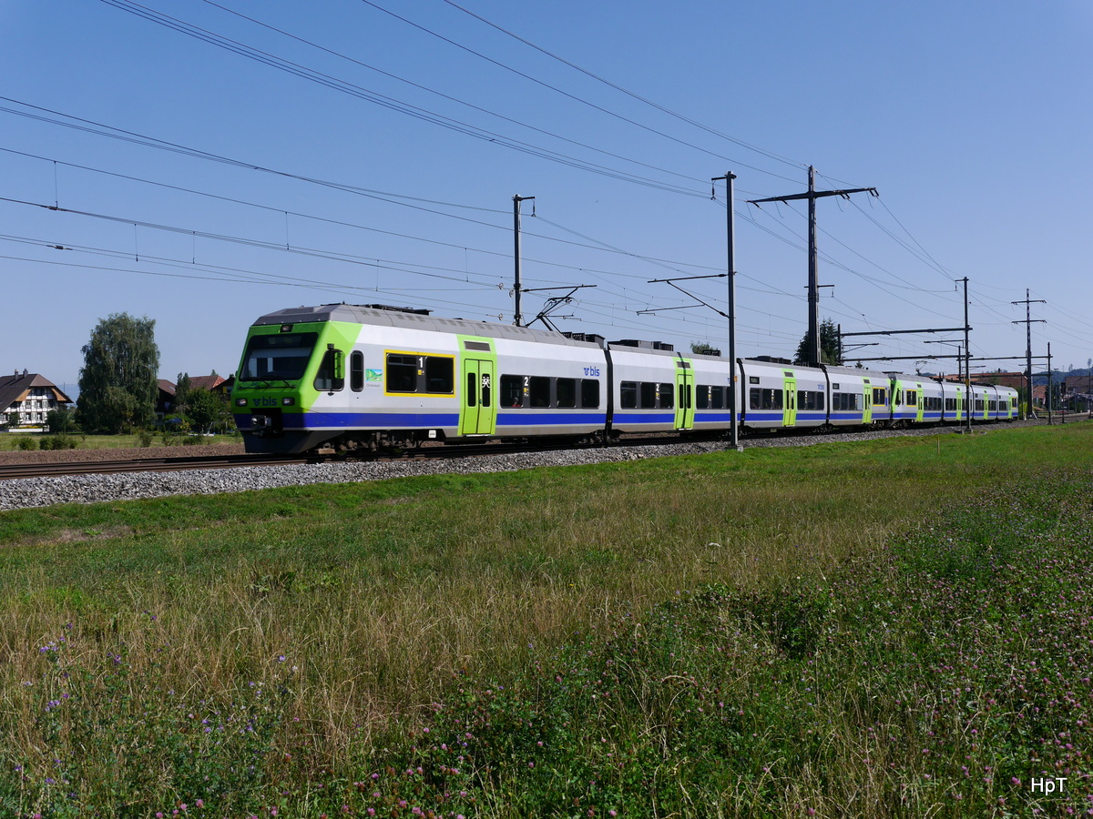 BLS - Triebzüge RABe 525 026 und RABe 525 022 unterwegs bei Lyssach am 22.08.2015