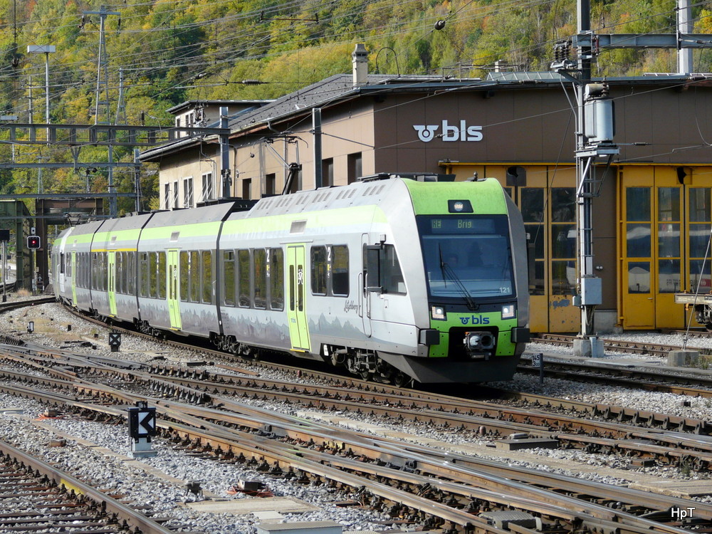 bls - Triebzüge RABe 535 121-8 und 535 ... bei der Ankunft im Bahnhof Brig am 25.10.2013