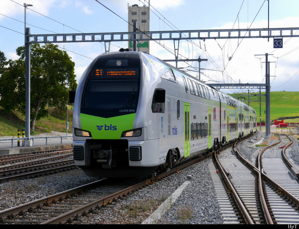 BLS - Triebzug ( OURS ) RABe 515 013 als Regio nach Freiburg bei der einfahrt in Schmitten am 24.09.2018