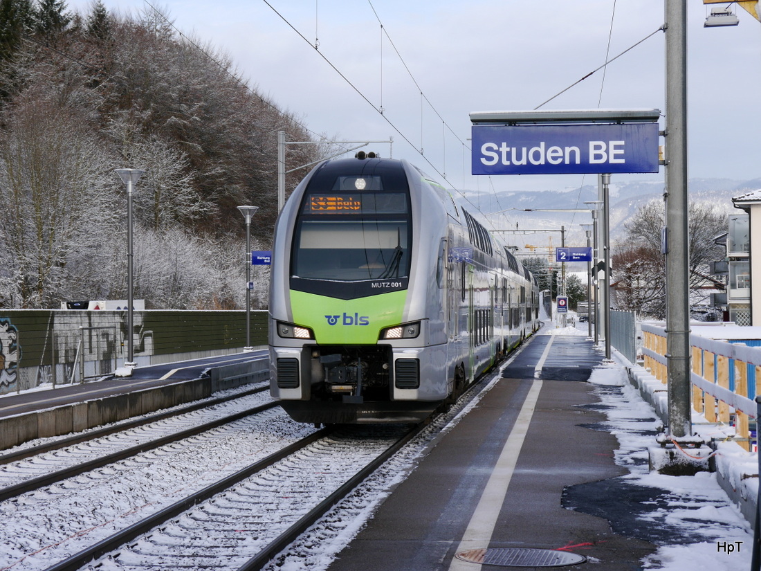 BLS - Triebzug MUTZ  RABe 515 001-6 bei der einfahrt in die Haltestelle Studen am 31.01.2015