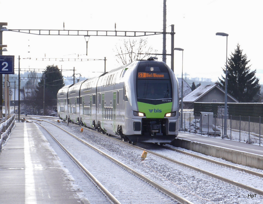 BLS - Triebzug MUTZ RABe 515 019 bei der einfahrt in die Haltestelle Studen am 31.01.2015