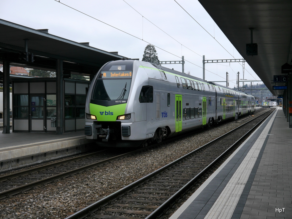 BLS - Triebzug RABe 515 008-1 als Regio nach Interlaken im Bahnhof von Spiez am 25.08.2018