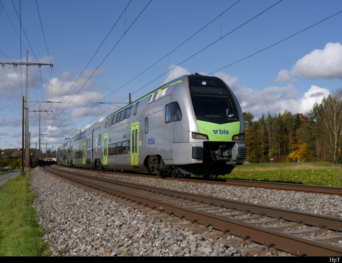 BLS - Triebzug  RABe 515 005 unterwegs nach Thun bei Uttigen am 24.10.2020