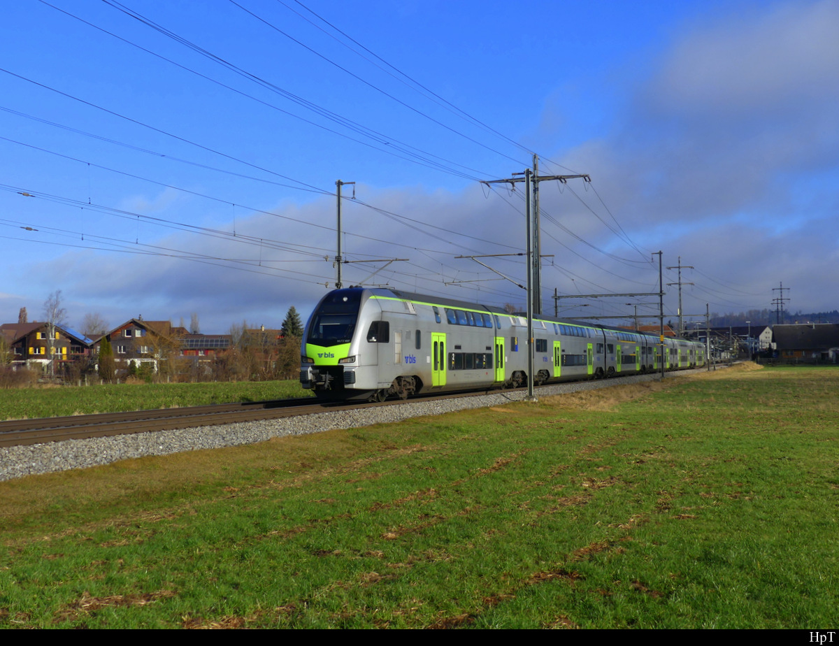 BLS - Triebzug RABe 515 037 unterwegs in Lyssach in Richtung Bern am 31.12.2021