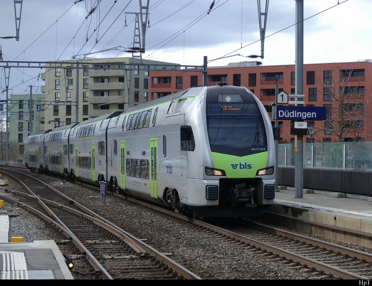 BLS - Triebzug RABe 515 015 in Düdingen am 19.02.2022