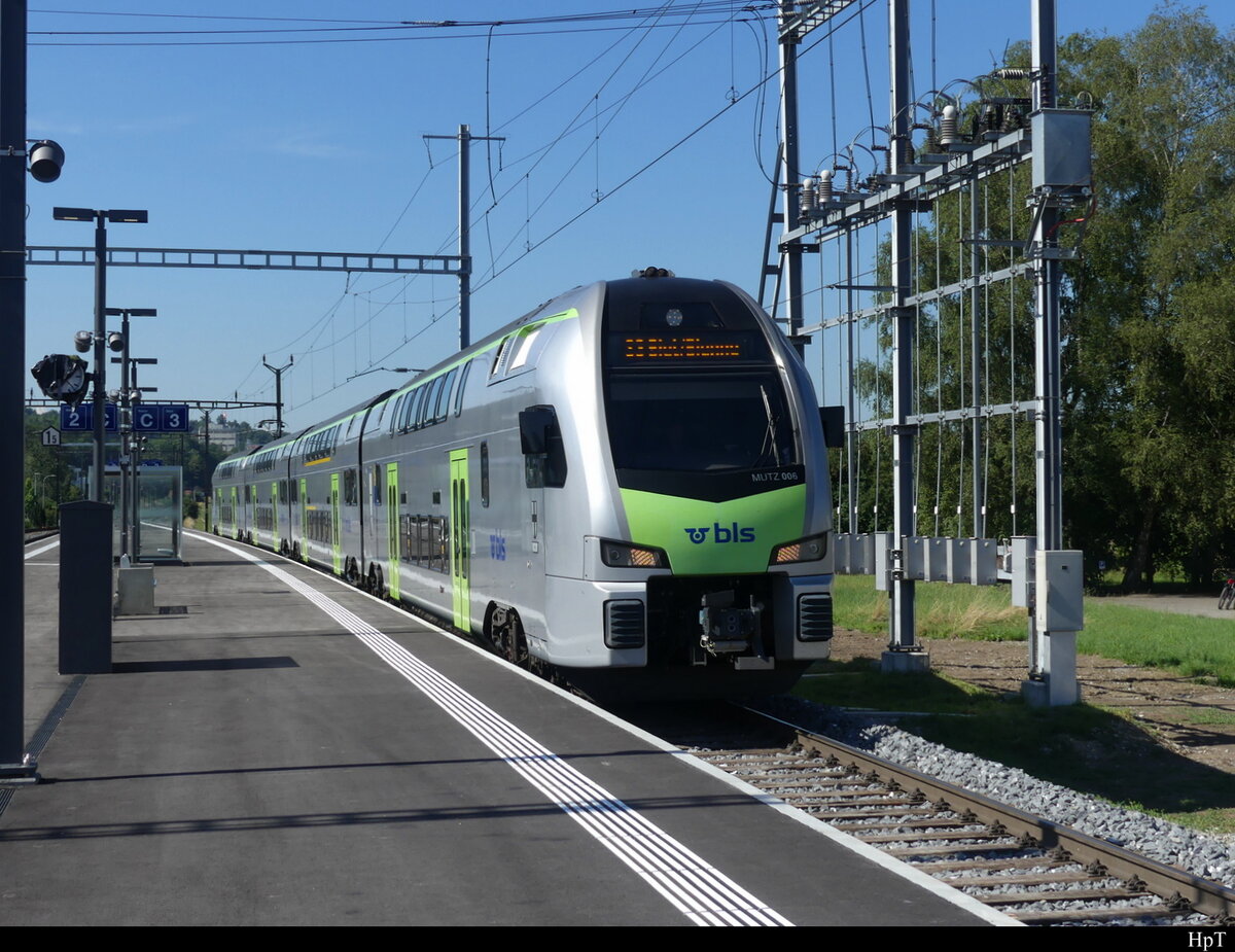 BLS - Triebzug RABe 515 006-5 bei der einfahrt im Bhf. Busswil am 30.07.2022