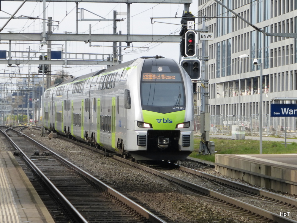 BLS - Triebzug RABe 515 022-2 bei der einfahrt zur Haltestelle Bern Wankdorf am 09.11.2014