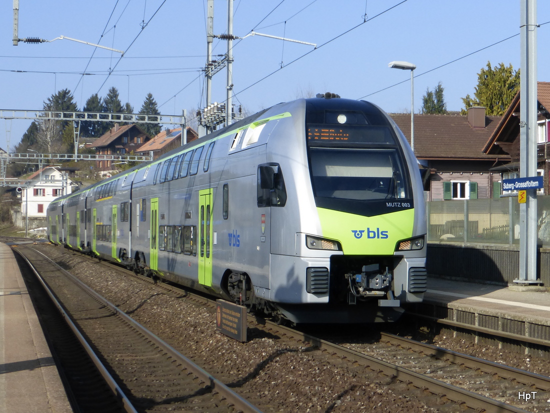 BLS - Triebzug RABe 515 003-2 als Regio Biel - Belp im Bahnhof von Suberg-Grossaffoltern am 19.02.2015