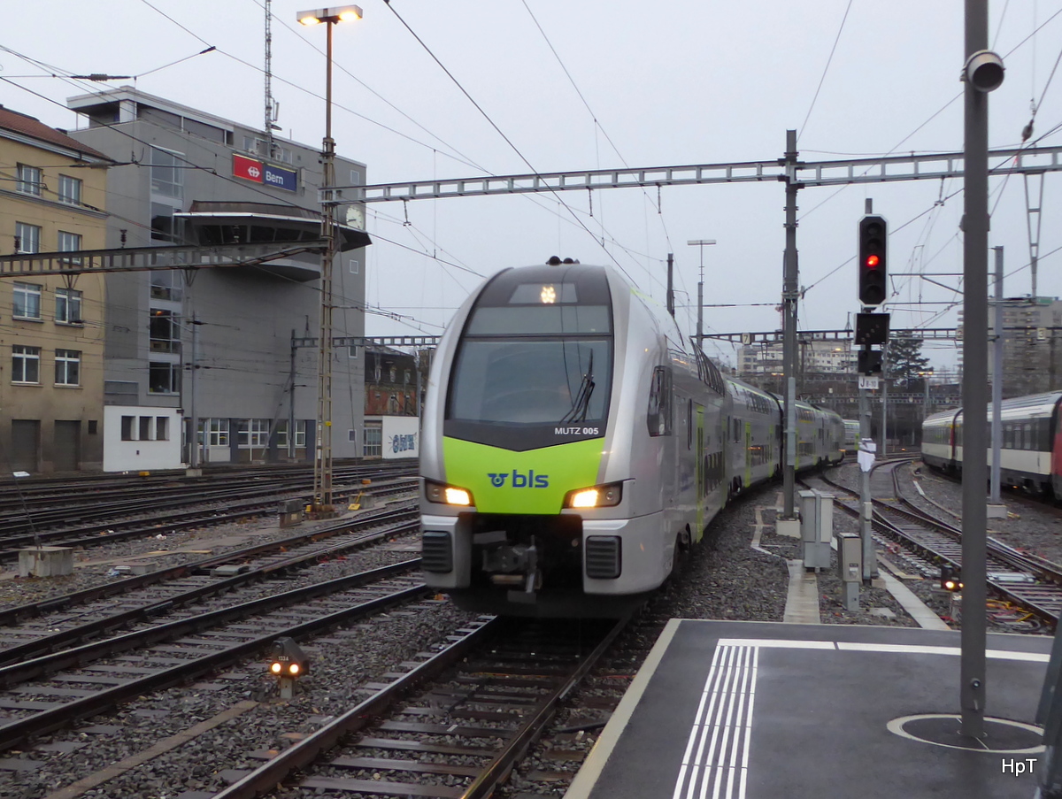 BLS - Triebzug RABe 515 005-7 bei der einfahrt in den Bahnhof Bern am 29.11.2015