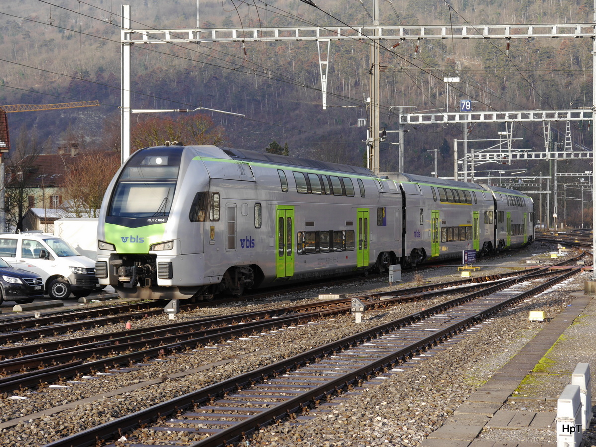 BLS - Triebzug RABe 515 004-0 abgestellt im Bahnhofsareal in Biel am 23.01.2016