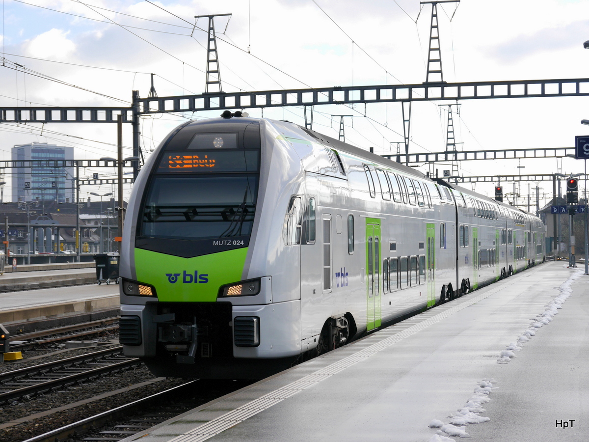 BLS - Triebzug RABe 515 024-8 bei der einfahrt im Bahnhof Biel am 23.01.2016