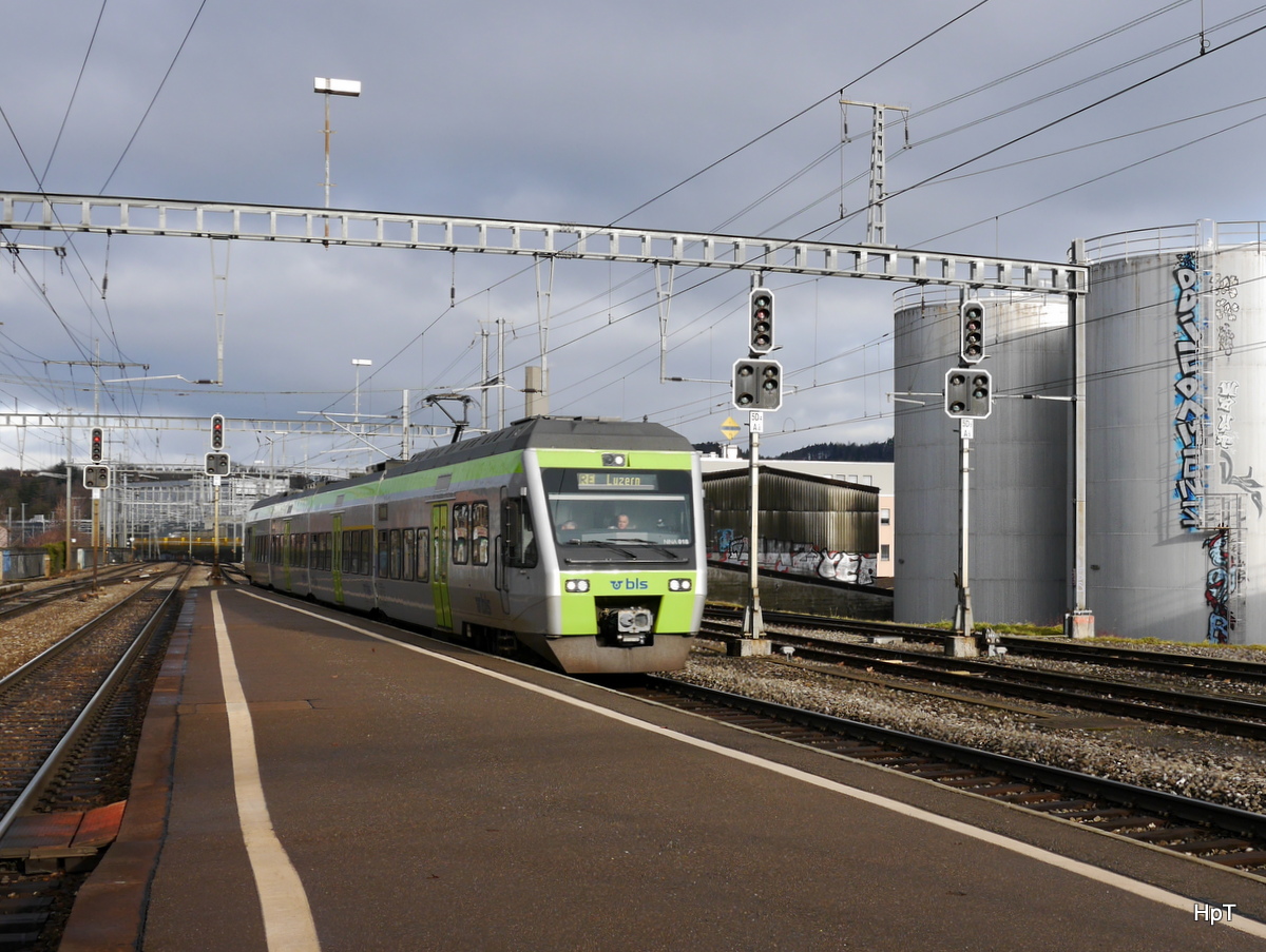 BLS - Triebzug RABe 525 018-8 bei der durchfahrt im Bahnhof von Ostermundigen als RE nach Luzern am 01.01.2018