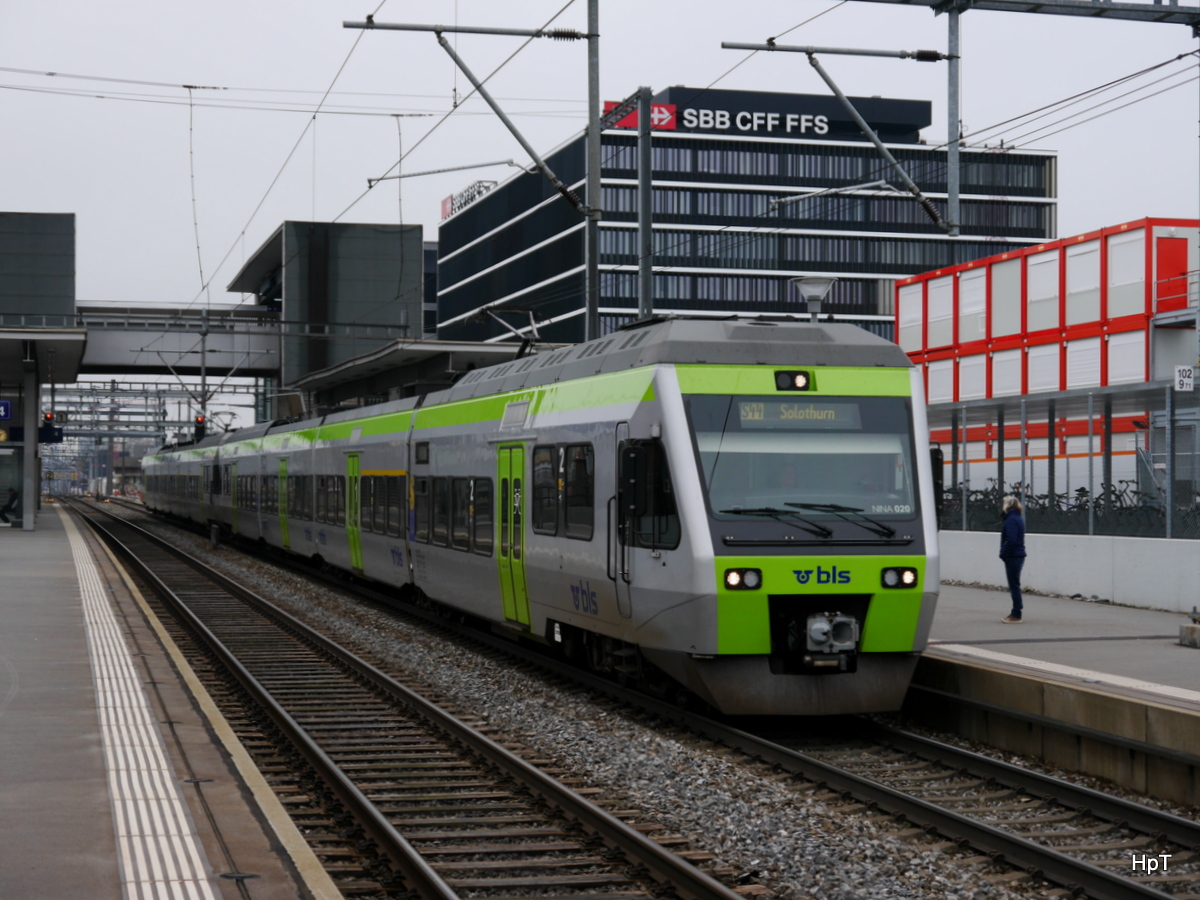 BLS - Triebzug RABe 525 020-4 + 525 ... unterwegs als Regio nach Solothurn bei der durchfahrt in Bern Wankdorf am 06.01.2018