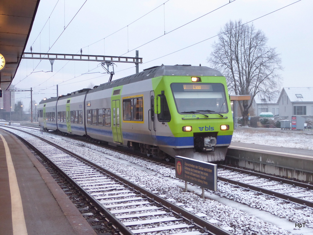 BLS - Triebzug RABe 525 029-5 im Bahnhof von Busswil am 10.02.2018