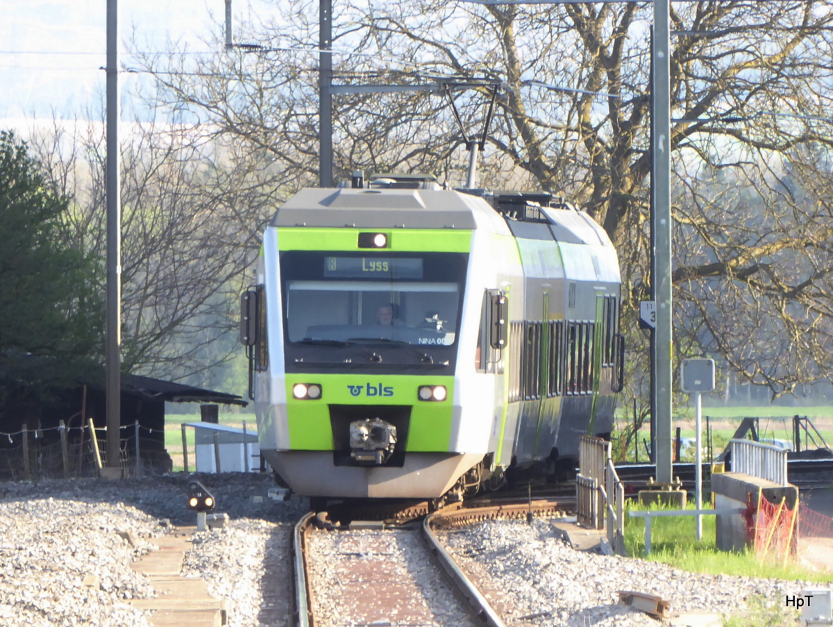 BLS - Triebzug RABe 525 003 bei der einfahrt in den Bahnhof von Busswil am 16.04.2018