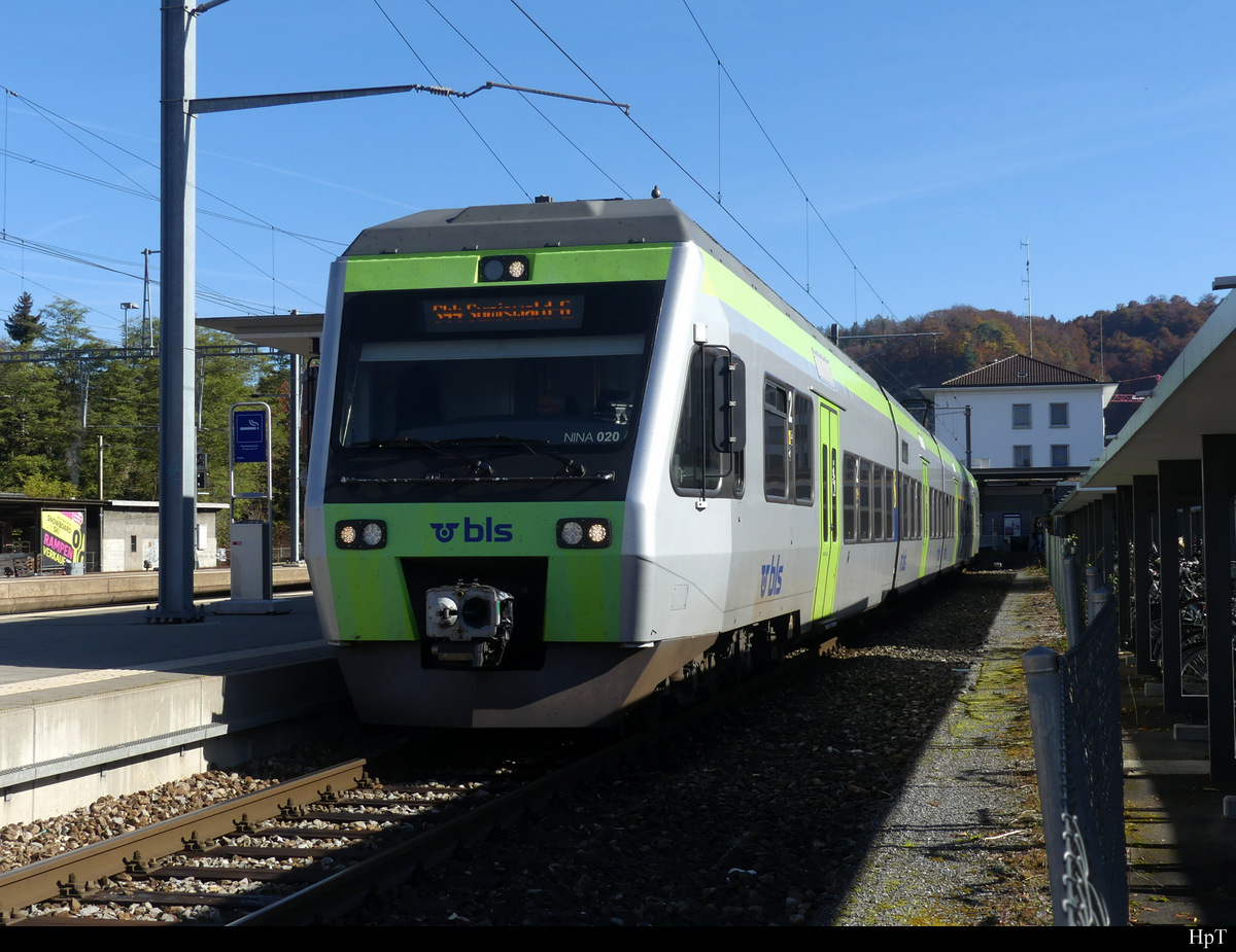 BLS - Triebzug RABe 525 020 im Bhf. Burgdorf am 31.10.2021