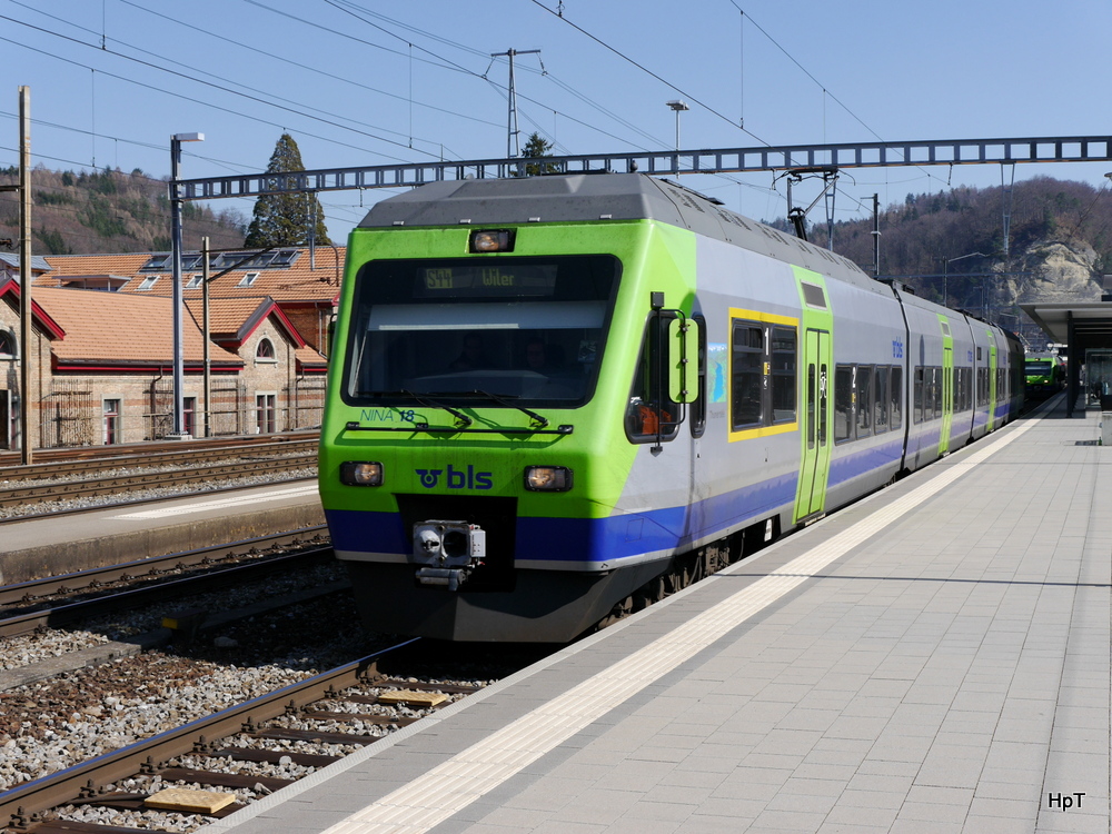 BLS - Triebzug RABe 525 018-8 beim verlassen des Bahnhof Burgdorf am 16.03.2014
