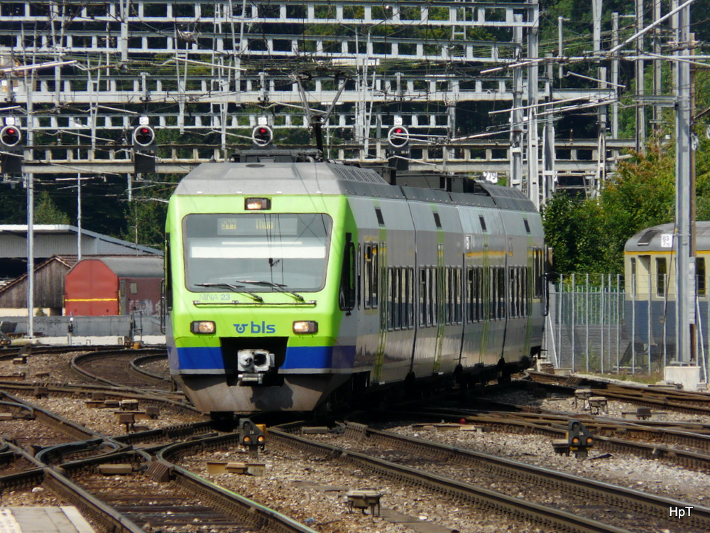 BLS - Triebzug RABe 525 023 unterwegs auf der Linie S44 bei der einfahrt im Bahnhof Burgdorf am 10.08.2014