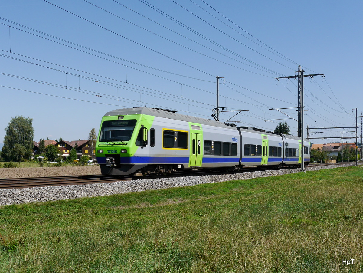 BLS - Triebzug RABe 525 034 unterwegs bei Lyssach am 22.08.2015