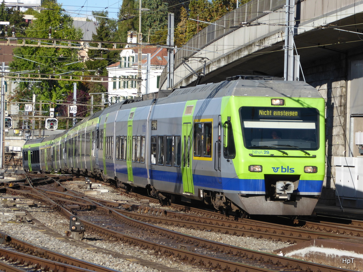 BLS - Triebzug RABe 525 029-5 und 2 Triebzügen RABe 535 ... bei der einfahrt im Bahnhof Bern am 04.10.2015