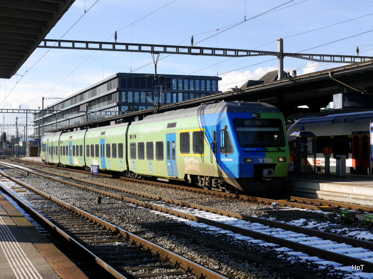 BLS - Triebzug RABe 525 015-4 im Bahnhof Solothurn am 23.01.2016