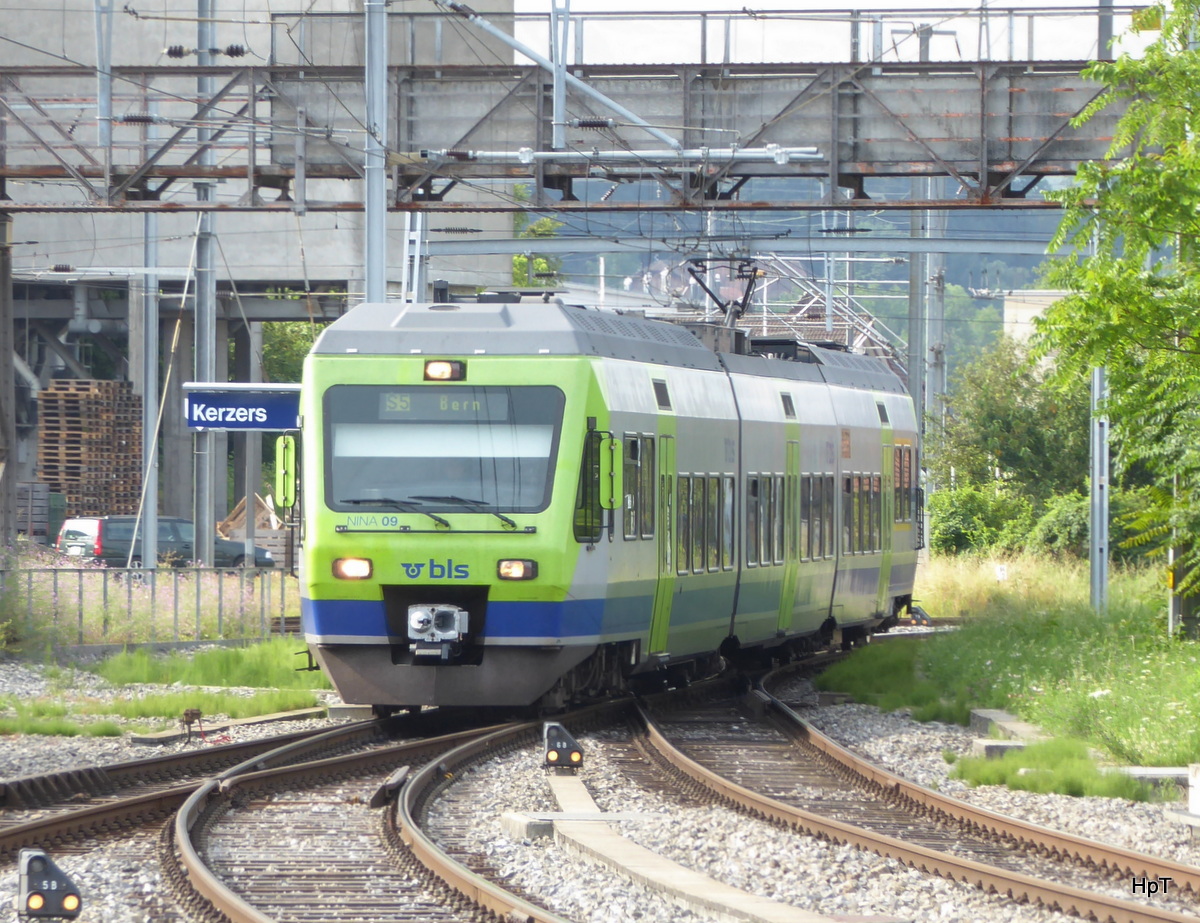 BLS - Triebzug RABe 525 009-7 bei der einfahrt in den Bahnhof in Kerzers am 25.07.2016