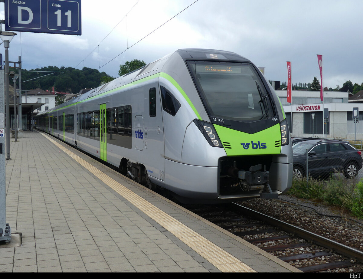 BLS - Triebzug RABe 528 104 im Bahnhof Burgdorf am 05.06.2022