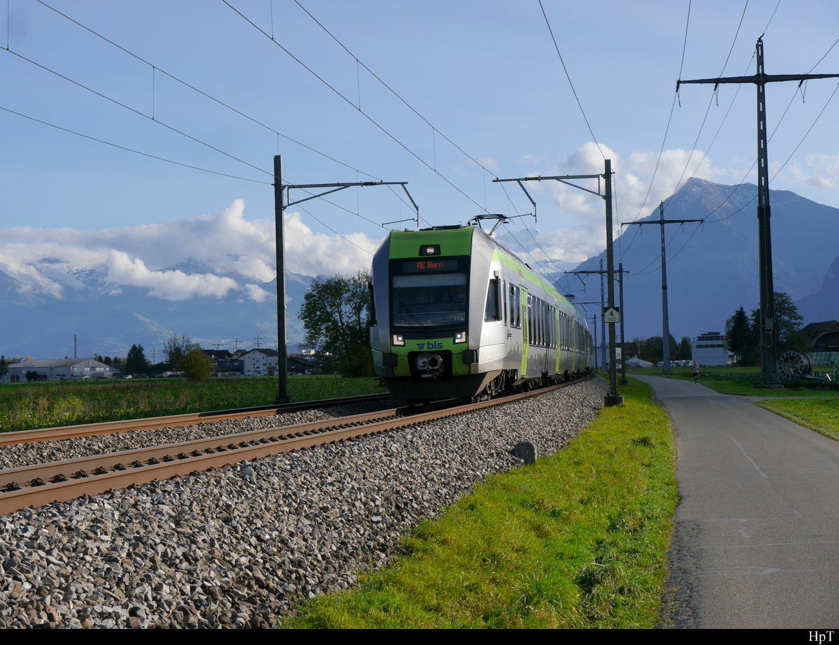 BLS - Triebzug RABe 535 112 unterwegs bei Uttigen in Richtung Bern am 24.10.2020