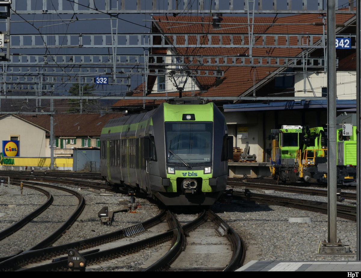 BLS - Triebzug RABe 535 121 bei der einfahrt im Bahnhof Spiez am 28.02.2021