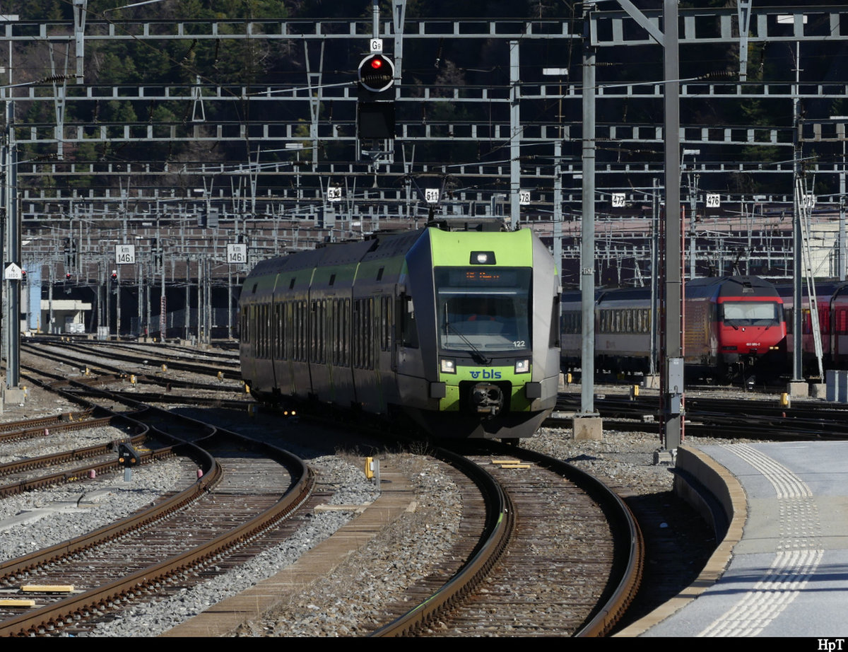 BLS - Triebzug RABe 535 122 bei der einfahrt im Bahnhof Brig am 28.02.2021