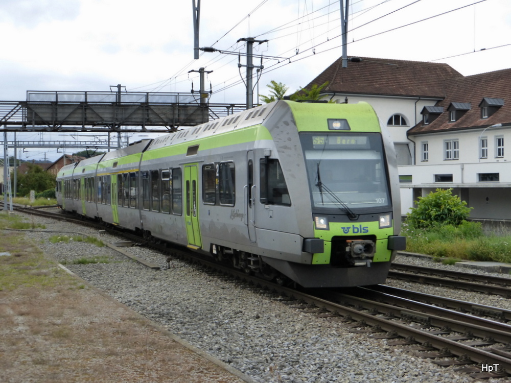 BLS - Triebzug RABe 535 107 bei der einfahrt im Bahnhof Kerzers am 31.08.2014