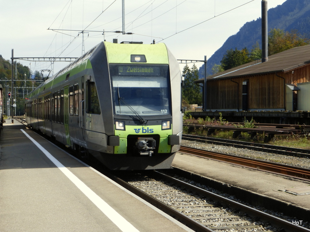 BLS - Triebzug RABe 535 112-7 bei der einfahrt im Bahnhof Erlenbach am 08.10.2014