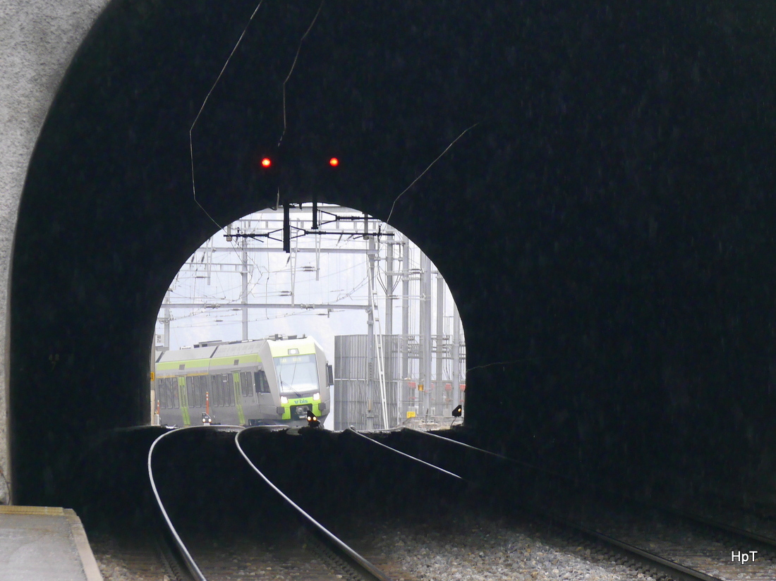 BLS - Triebzug RABe 535 124 bei der zufahrt zum Bahnhof in Goppenstein am 21.03.2015