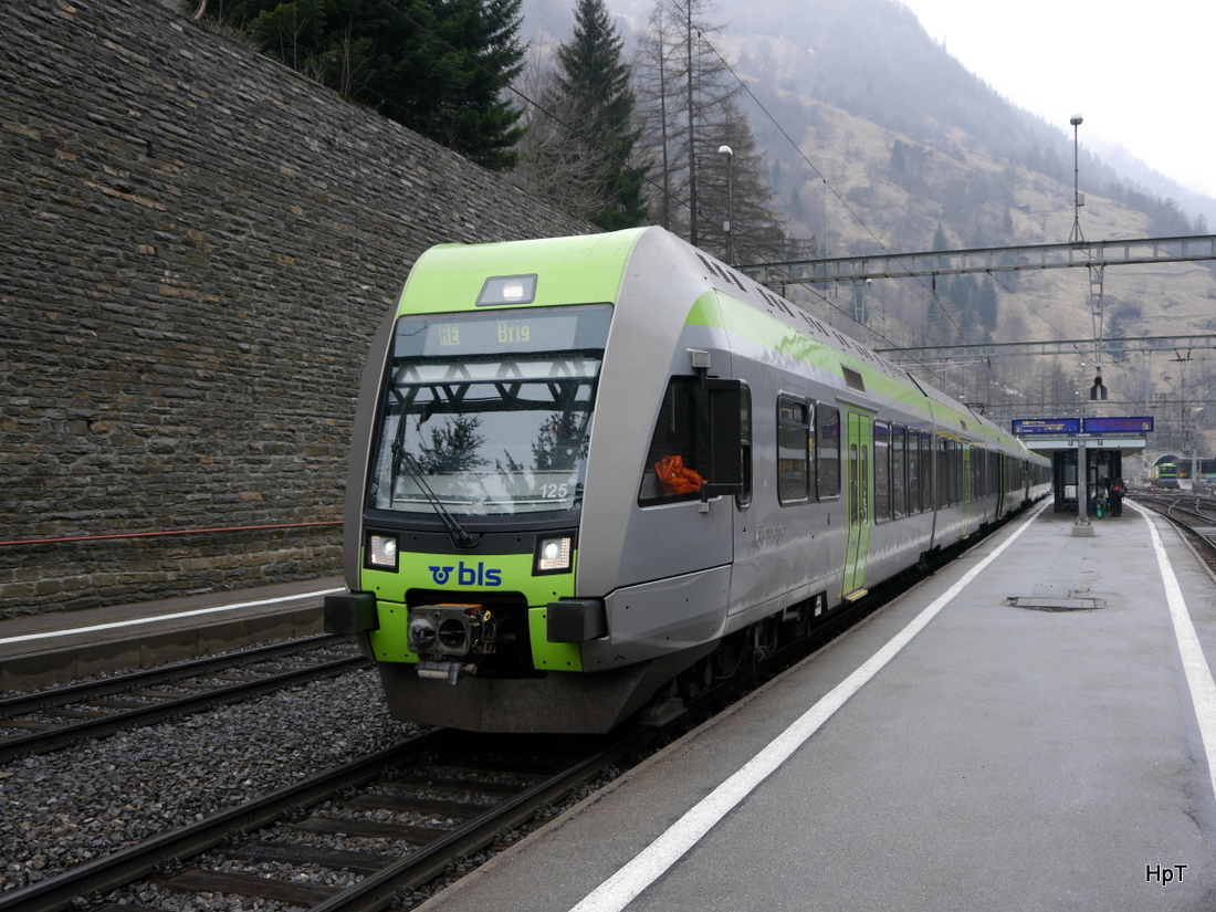 BLS - Triebzug RABe 535 125 im Bahnhof Goppenstein am 21.03.2015