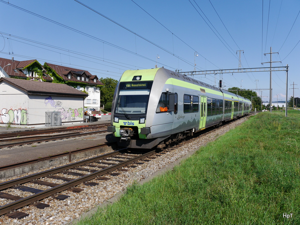 BLS - Triebzug RABe 535 112-7 bei der einfahrt in Müntschemier am 22.08.2015