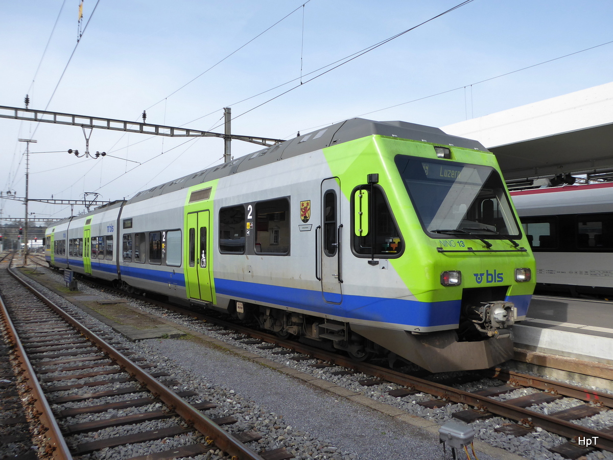 BLS - Triebzug RABe  NINO  525 013-9 im Bahnhof Langenthal am 03.04.2016