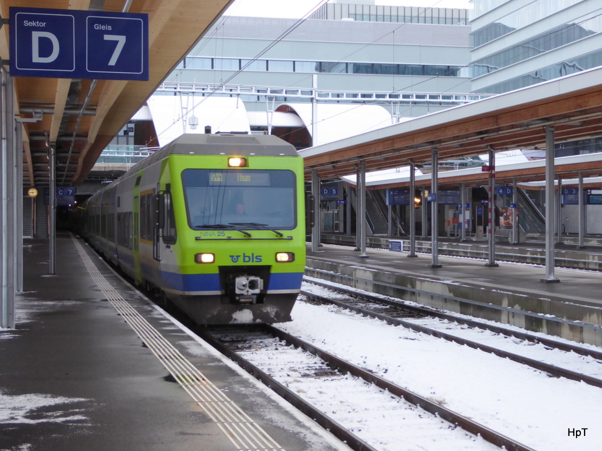 BLS - Triebzuge RABe 525 025-3 beim verlassen des Bahnhof Bern am 16.01.2016