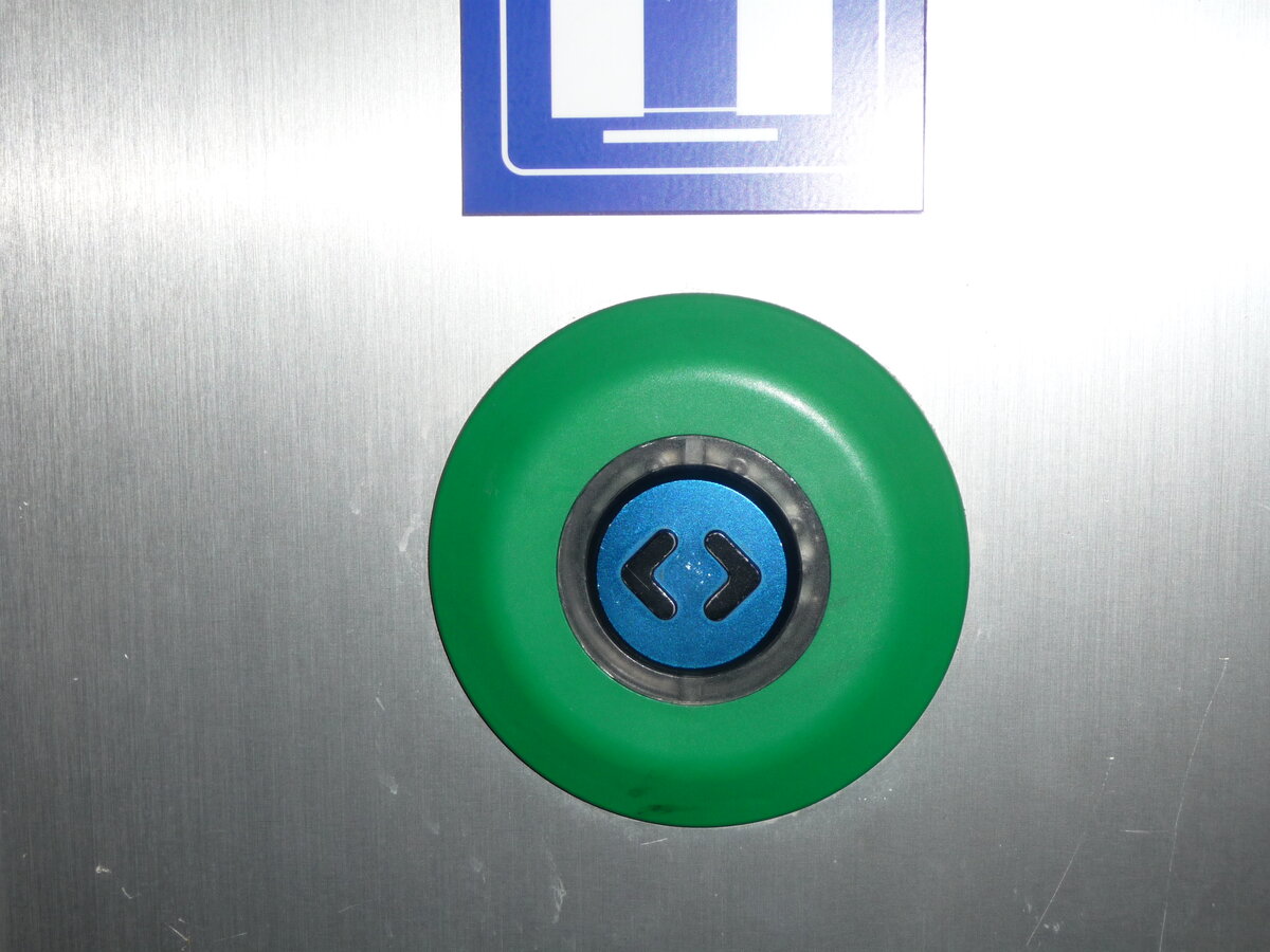 BLS Türknopf eines EW III Wagens.
Ähnliche Knöpfe sind in manchen BLS Fahrzeugen vorzufinden.
Fotografiert auf der letzen planmässigen Fahrt, 11.12.21