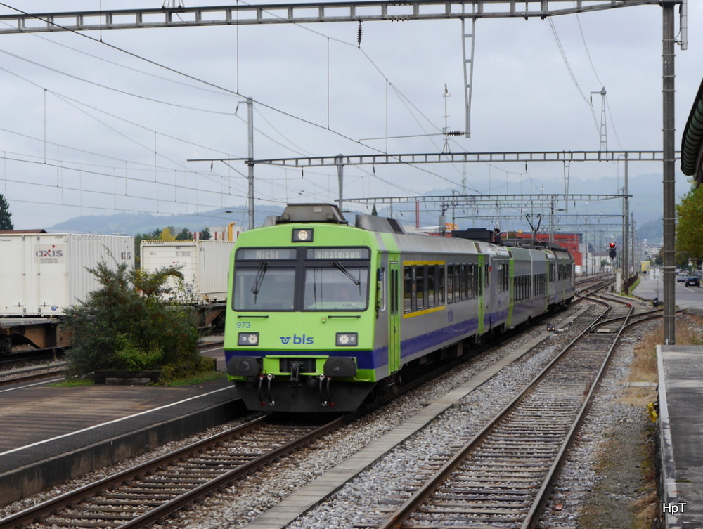 BLS - Überfuhrzug eines Pendelzuge nach Spiez an der Spitze der Steuerwagen ABt 50 85 80-35 973 vermutlich zur Kontrolle in der Werkstätte Spiez bei der durchfahrt in Gwatt am 10.10.2014
